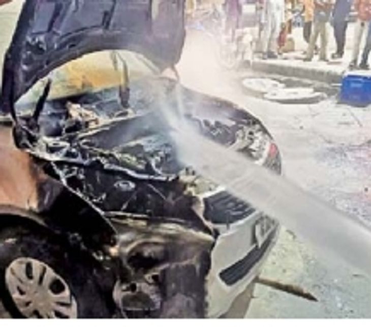 Fire due to short circuit in car running on ring road, rescue of driver