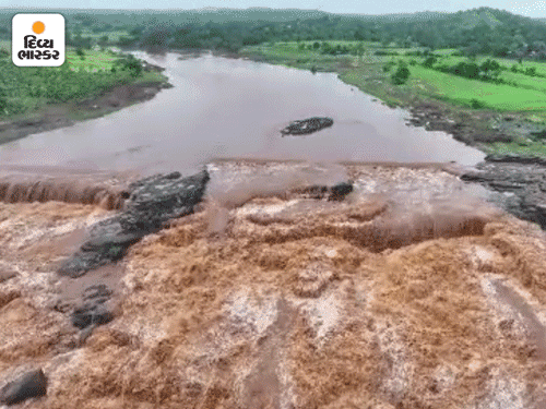 Bharuch's legendary Dhanikhunt waterfall in Netrang turns red, amazing ...