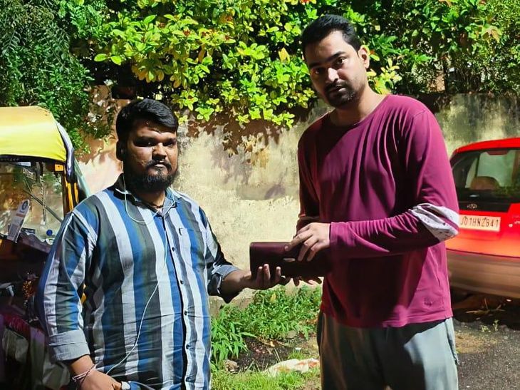 Ajaybhai, the rickshaw puller, returned the passenger's valuables left ...