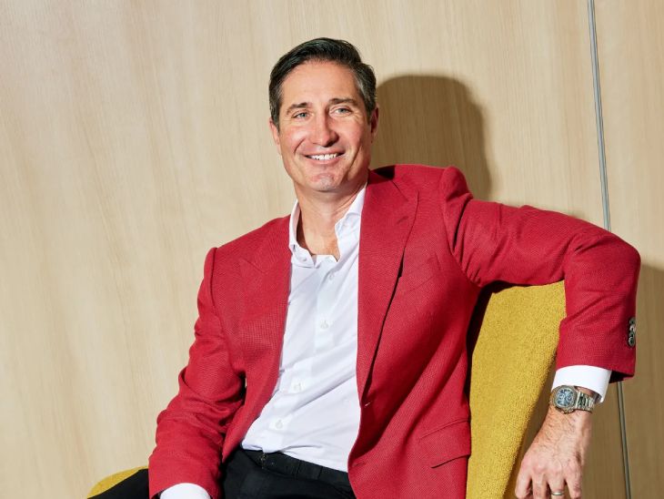 The new CEO of Starbucks will come and go to the office by private jet