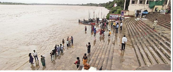 72 out of 108 steps of Malharrao Ghat on both banks of Narmada river ...