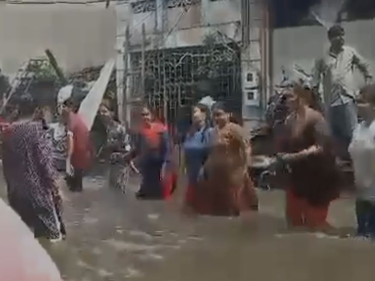 પૂરના સંકટમાં પણ ગરબા:  વડોદરામાં પૂરની પરિસ્થિતિ વચ્ચે ગરબે ઘૂમતા લોકોનો વિડિયો વાયરલ, મુશ્કેલીના સમયે પણ જન્માષ્ટમીના પર્વની ઉજવણી દરમિયાન ગરબે ઘૂમ્યા