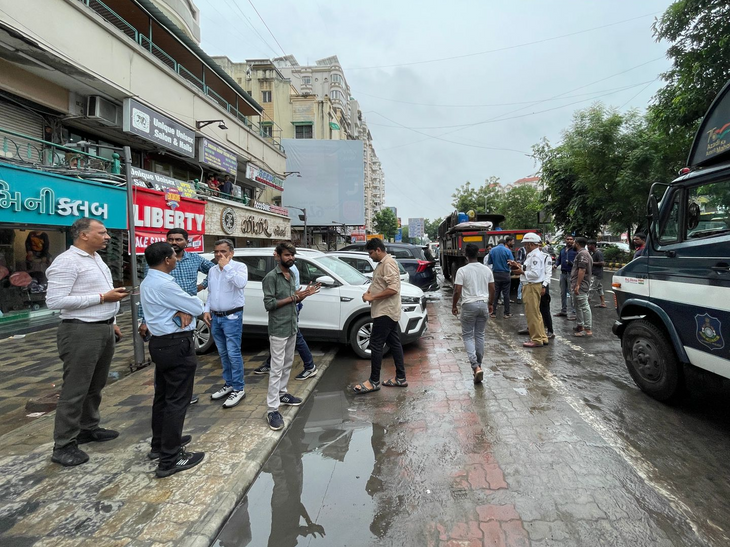 120 vehicles obstructing traffic on the public road were locked, action ...