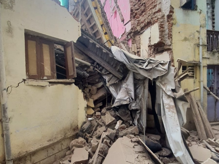 10 people were trapped, fire and locals rescued them and took them out ...