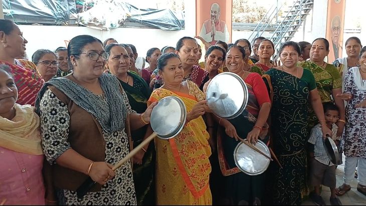 Women's uproar at Vidyanagar Kamalam over sewage issue in Bakrol societies