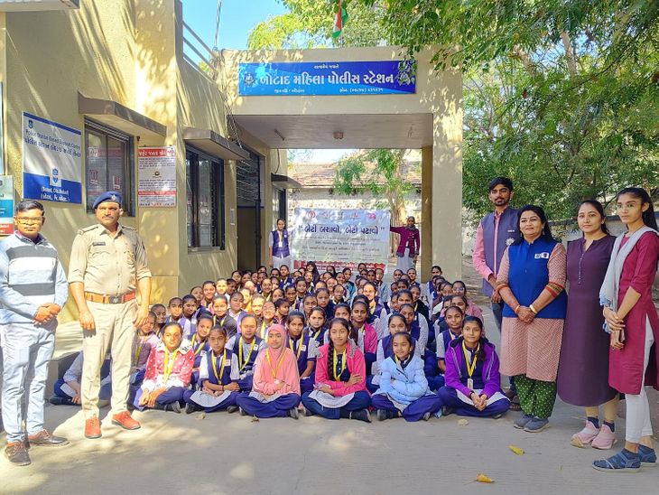 Students of Botad School visited Women, Rural and Town Police Stations ...
