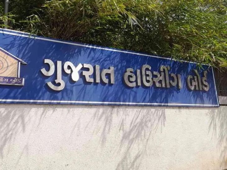 Presentation of the President of Gujarat Housing Society to the ...