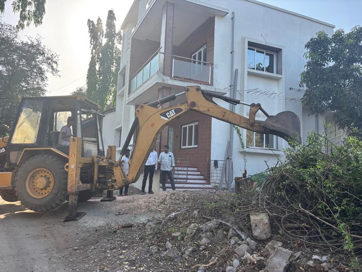 Bulldozer moved in Pardi Kalsar, pressure on the road was removed
