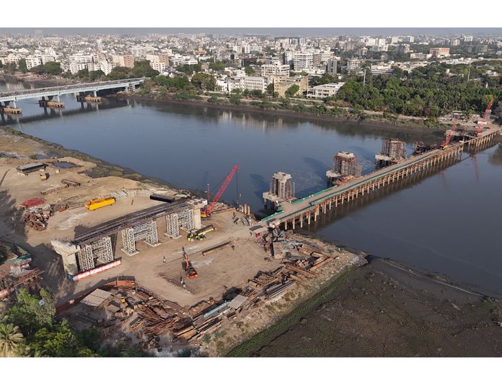 Bridge for metro between Adajan and Chowpatty on Tapi River