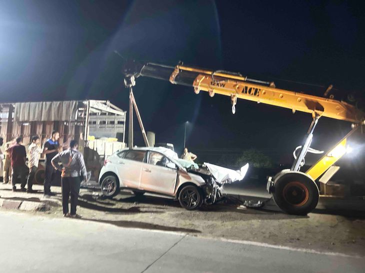 One dead, three injured as car rams into illegally parked truck on highway