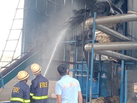 Anand Fire Brigade team brought the fire under control by using water ...