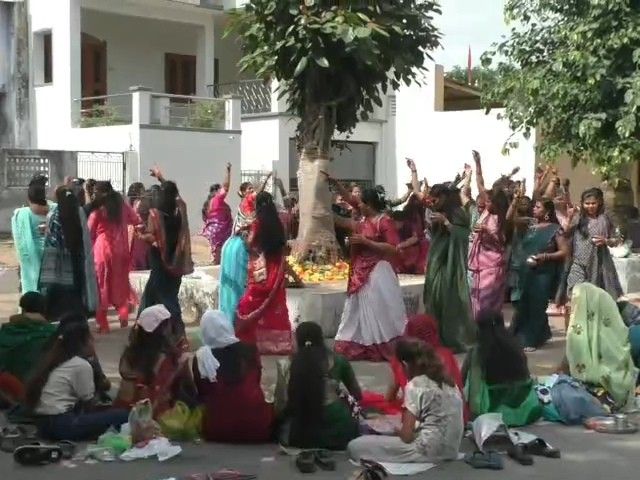 Married Women Worship Banyan Tree Bardoli