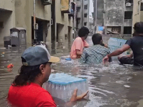 Among the people in distress amid the flood disaster in Surat, people ...
