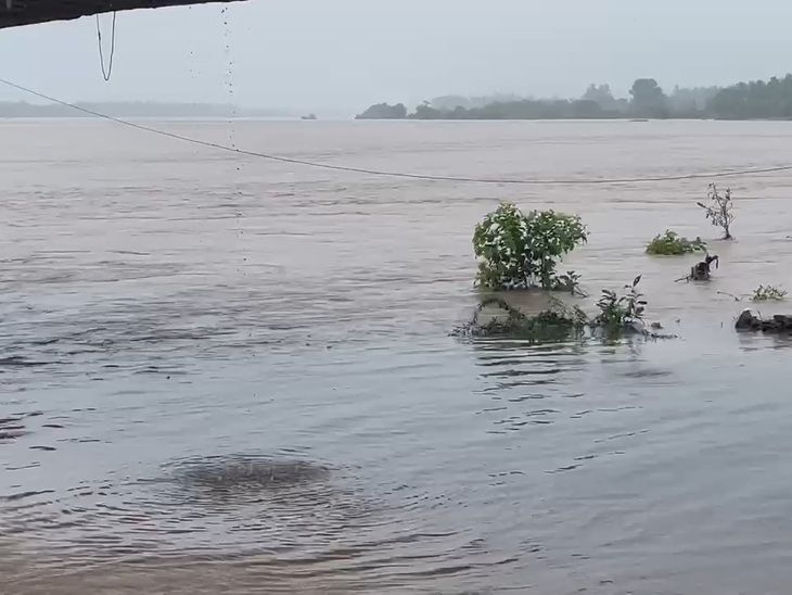 Devdha Dam overflows due to heavy rain in Dang