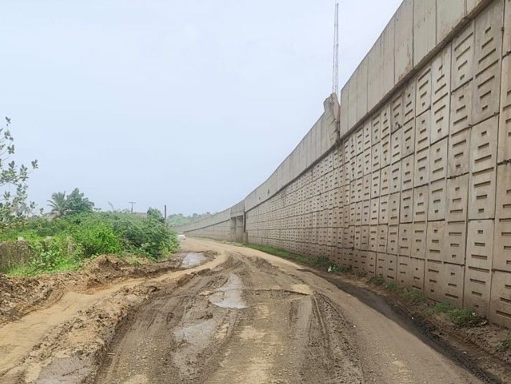 The side wall of the Vidi overbridge is sagging, hundreds of vehicles ...