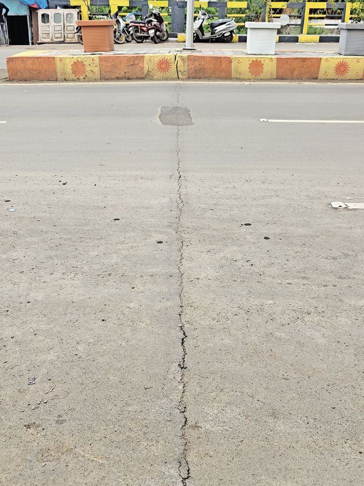Cracks appear on newly constructed Kaliawadi bridge-divider