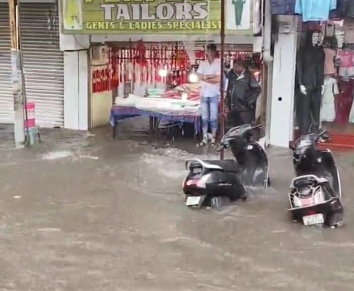 Shops and houses flooded due to 4 inches of rain in Vapi, students ...