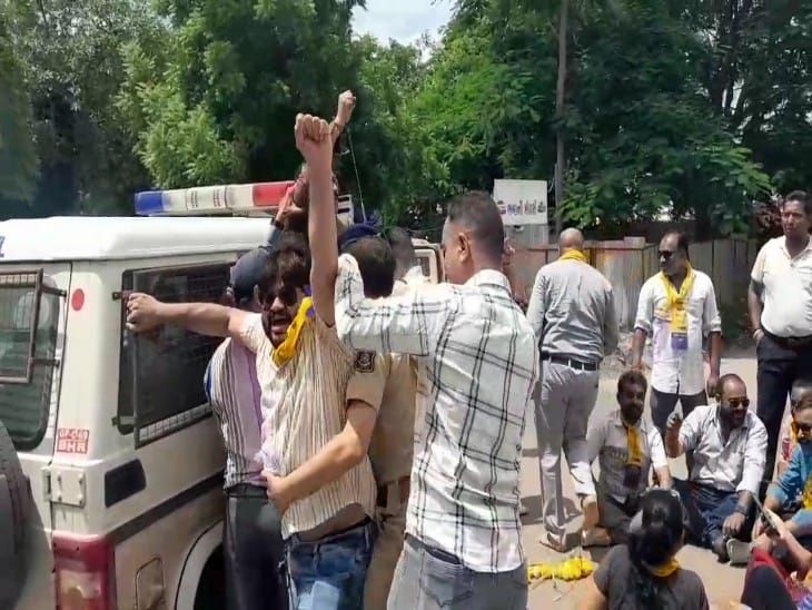 AAP's unique protest against the incomplete overbridge in Bhavnagar ...