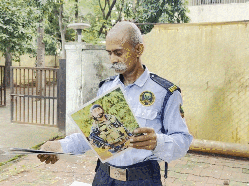 SVNIT Surat Security Guard Jitendra Singh Rathod Collects Martyr's Data ...