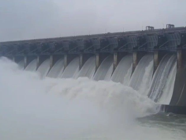 Ukai Dam Water Release Update; 12 Gates Open, 1,63,148 Cusecs Water ...