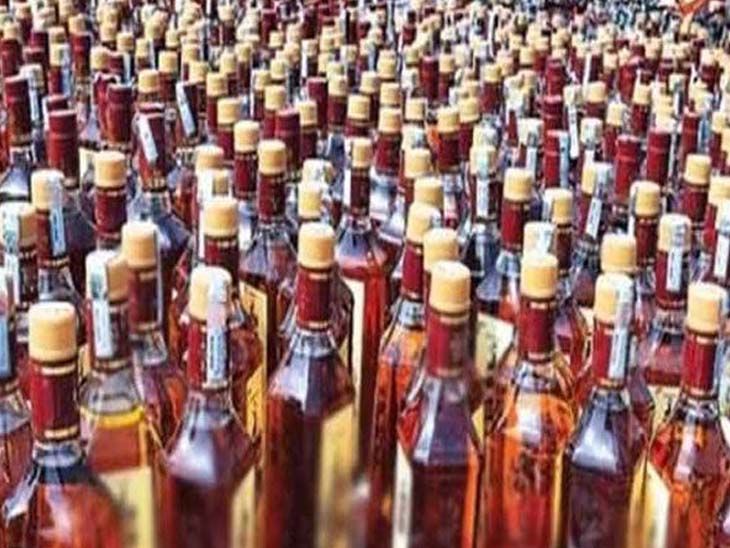 Liquor worth lakhs seized from two different places | જસદણમાં ટ્રકમાંથી  12,648 દારૂની બોટલ ઝડપાઈ: 65 લાખનો મુદ્દામાલ કબજે કર્યો, જેતપુરમાં બિનવારસી  કારમાંથી રૂ.1.36 ...