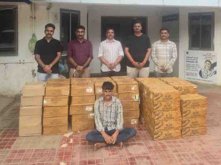 One arrested with foreign liquor worth Rs 10 lakh under the guise of bamboo  pipe near Siddhpur | દારૂની હેરાફેરીનો નવો કીમિયો: સિદ્ધપુર પાસે વાંસ-પાઈપની  આડમાં 10 લાખના વિદેશી દારૂના ...