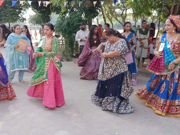 Prantij Khelvani Mandal Navratri Students Parents Garba | વિદ્યાર્થીઓ ...
