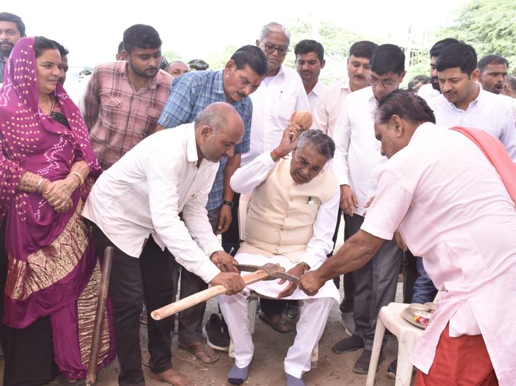 Agriculture Minister Raghavji Patel laid the foundation stone of ...