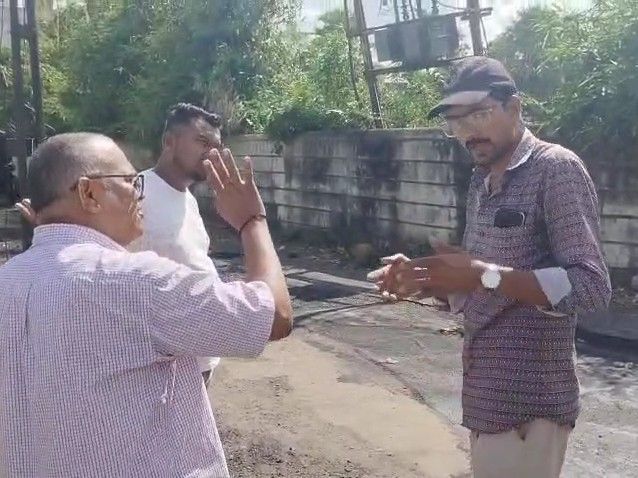 Former corporator Vijay Rathod explains the rules, video goes viral