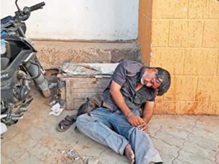 A drunk man collapsed next to a police post in Bhachau. | નશામુક્ત ...
