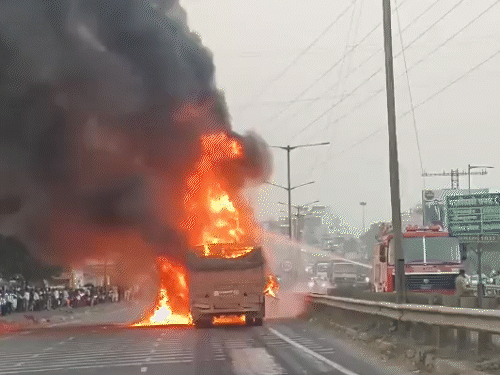 Pune Navale Bridge Accident: Truck Brake Failure Kills 7; Car Catches Fire