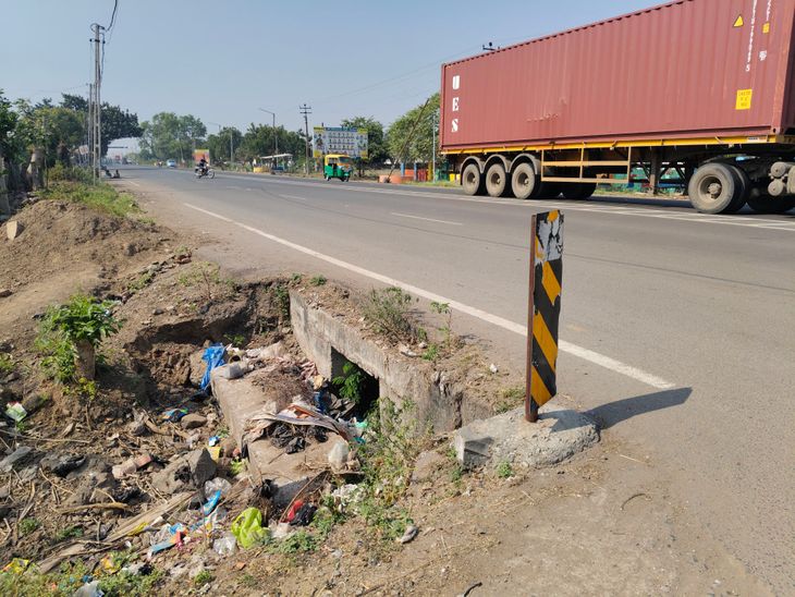 Drainage dangerous due to broken railing on highway in Babra ...