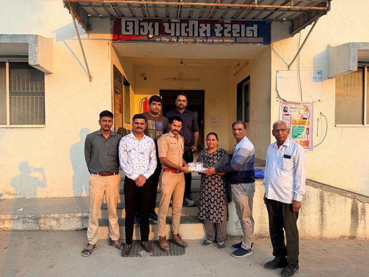 Unjha police return jewellery worth over ₹10 lakh to original owners | ઊંઝા  પોલીસે ₹10 લાખથી વધુના દાગીના પરત કર્યા: 'તેરા તુજકો અર્પણ' કાર્યક્રમ હેઠળ  મૂળ માલિકોને સોંપાયા ...