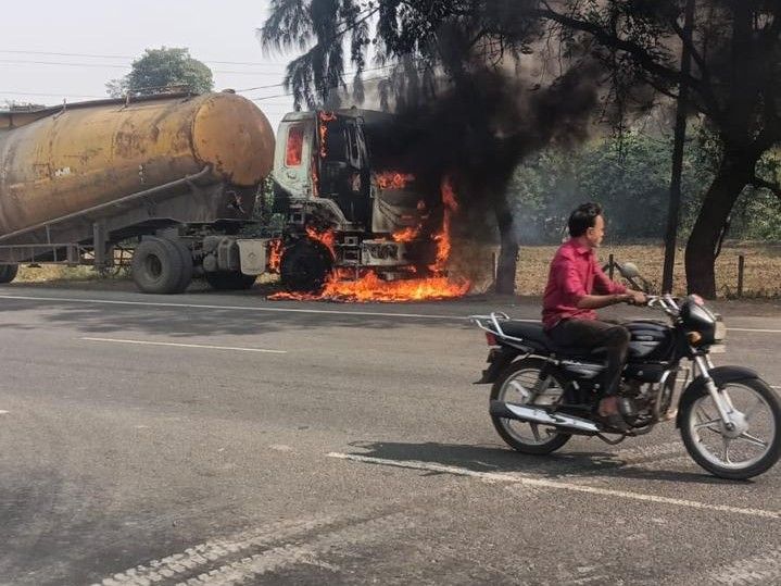 Surat Kamrej Tolnaka Coal Ash Tanker Fire NH48 Traffic Halt