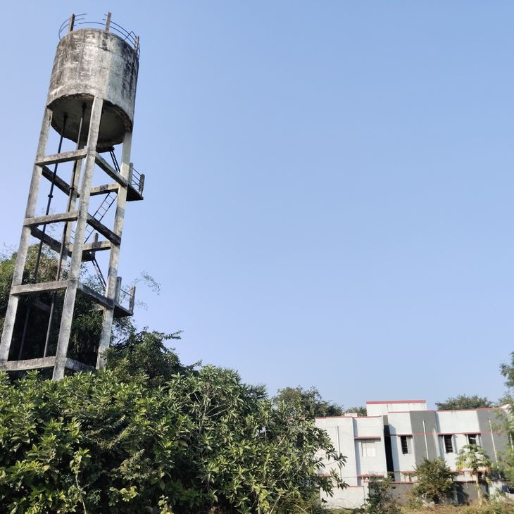 The tank next to the old bus station in Kadwal is in a state of collapse.