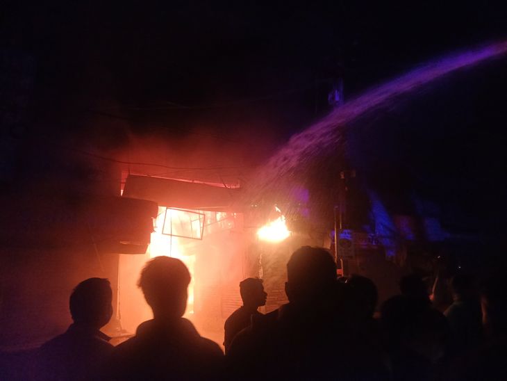 Dakor Mandir Shops Fire PHOTOS VIDEOS; Fire Department Controls Blaze
