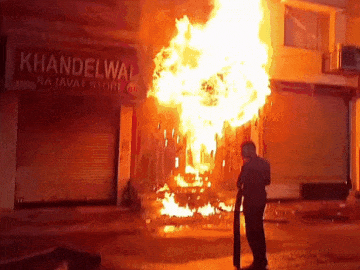Shop catches fire in the middle of the night, live video