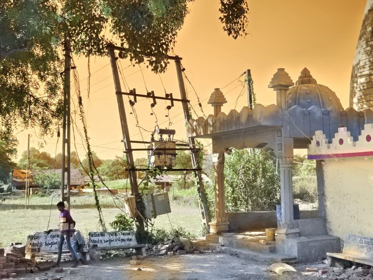Danger of accident due to tilted electric pole at Bhathiji temple in ...