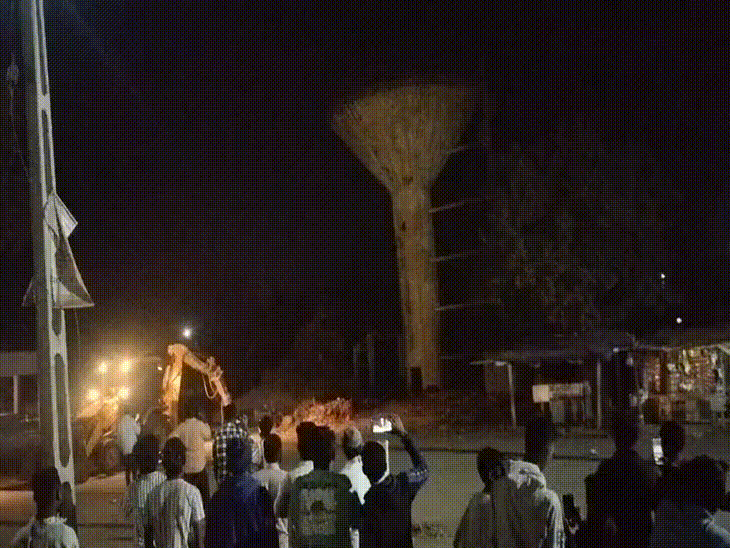 Dilapidated water tank collapses in four seconds, VIDEO
