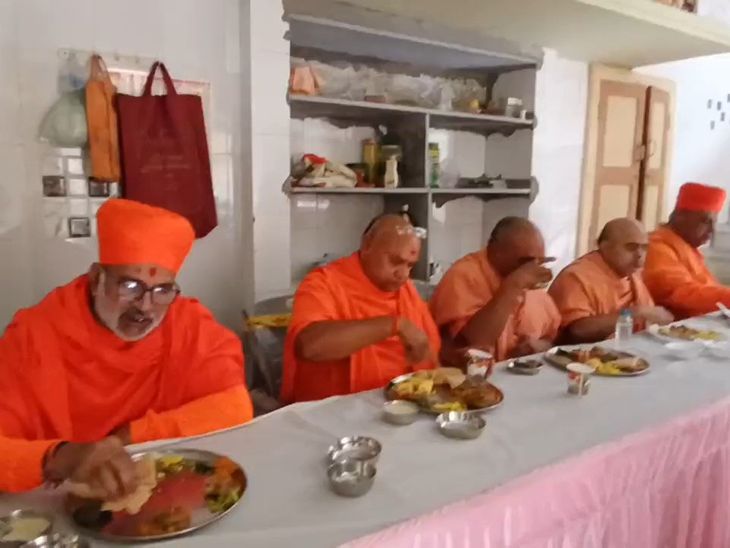 Prantij Swaminarayan Temple Shakotsav Celebration Devotees Received Prasad