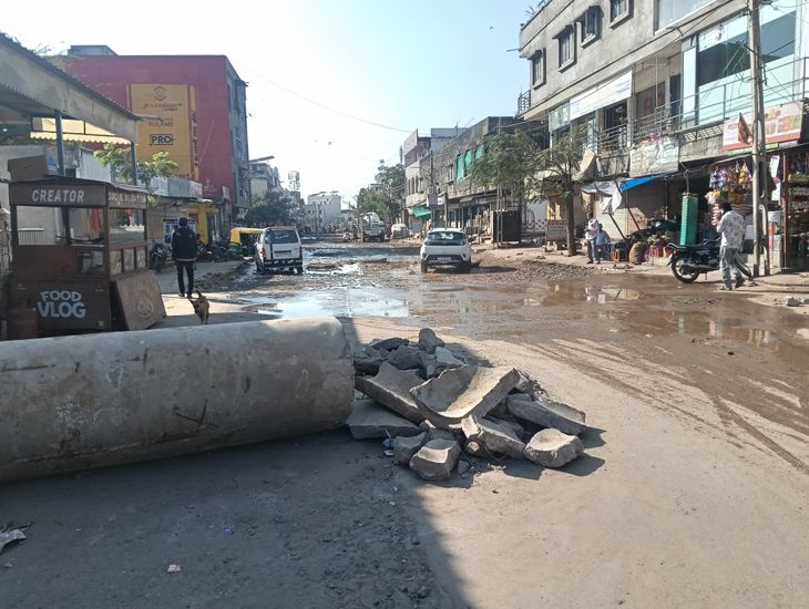Vehicles stuck in a pothole on Kantheria Road in Palanpur, queue to ...