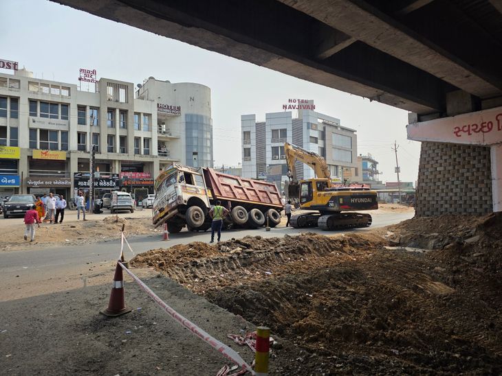 Himmatnagar Service Road Gutter Slab Collapse Causes Traffic Jam