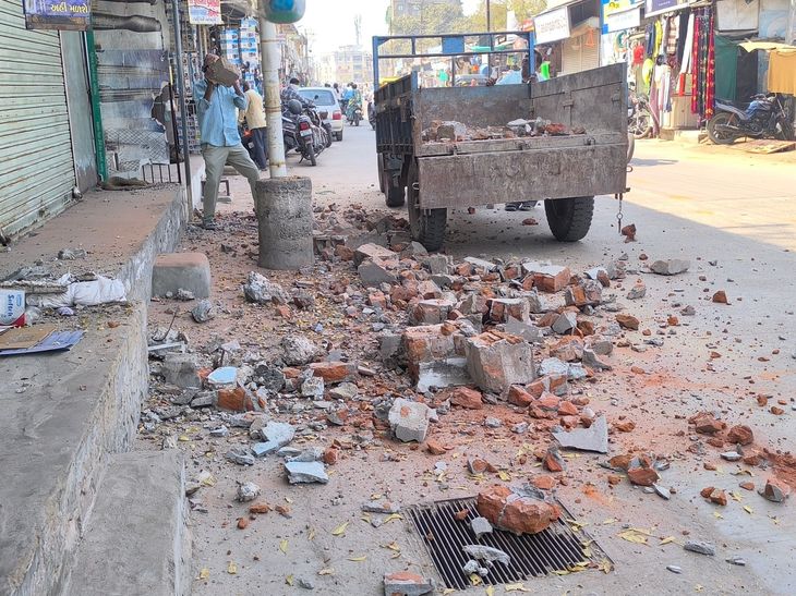 Visnagar Gallery Collapse; Major Tragedy Averted | GD Complex
