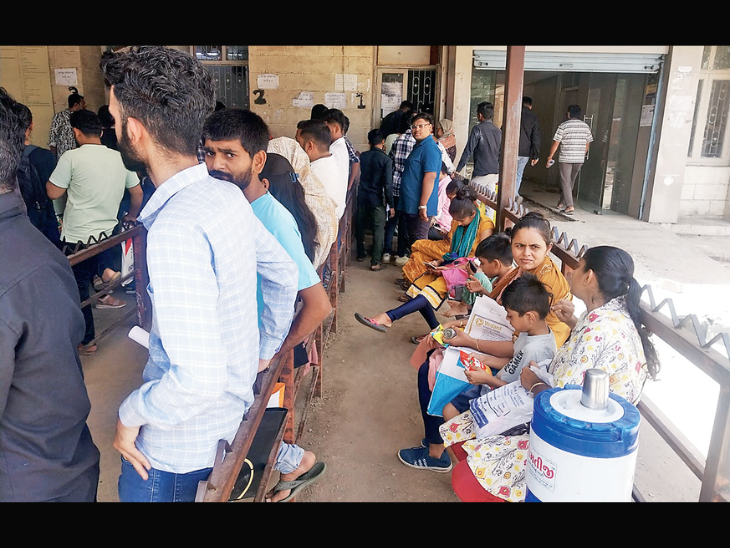 Long queues for caste samples in multi-storey building in Rajkot ...