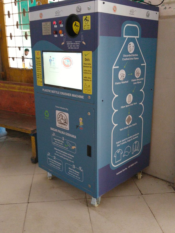 Plastic bottle crusher, cloth bag vending machine installed in Civil