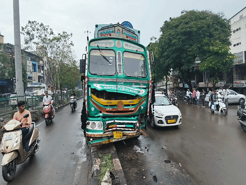 Surat Heavy Rain: Truck Breaks BRTS Divi...