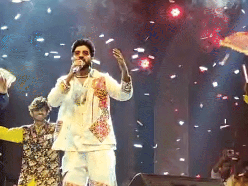 LIVEઅમદાવાદમાં જીગરાએ ખેલૈયાઓને ડોલાવ્યા:રાજકોટમાં રોબોટ ગરબે ઘૂમ્યો, વડોદરા-સુરતમાં ત્રીજા નોરતાની રાત્રે યુવાધન હિલોળે ચડ્યું