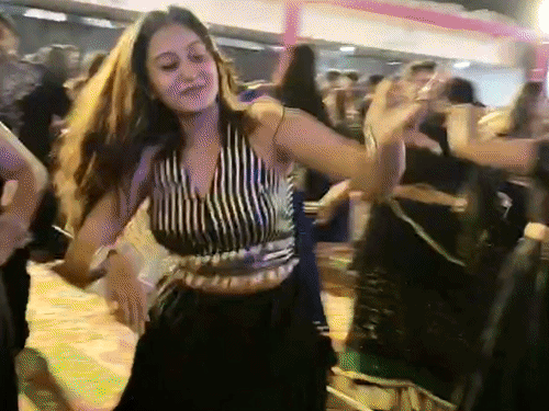 LIVEઅમદાવાદમાં આદિત્ય ગઢવીએ ખેલૈયાઓને ડોલાવ્યા:વડોદરામાં કૈરવી બુચ અને સુરતમાં અપેક્ષા પંડ્યાનો સૂર સંગ ખેલૈયાઓ ઘેલા બન્યા