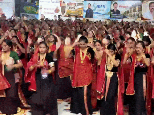 LIVE'વારી જાઉં રે સુંદર શ્યામ તમારા લટકાને..':વીકએન્ડમાં ખેલૈયાઓ લડી લેવાના મૂડમાં, રાજકોટમાં 15 હજાર મહિલાઓએ 900 કિલો સોનું પહેરી રાસની રમઝટ બોલાવી