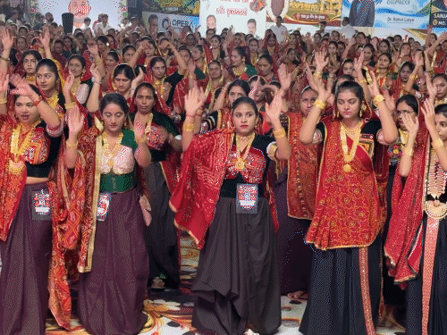 15,000 આહીરાણીનો 900 કિલો સોનુ પહેરી 'દિવ્યરાસ':સાક્ષાત ભગવાન કૃષ્ણ સાથે રમતા હોવાનો બહેનોએ કર્યો અહેસાસ, ઘરેણાંથી ચમકી ઉઠ્યું રાજકોટનું ગરબા મેદાન